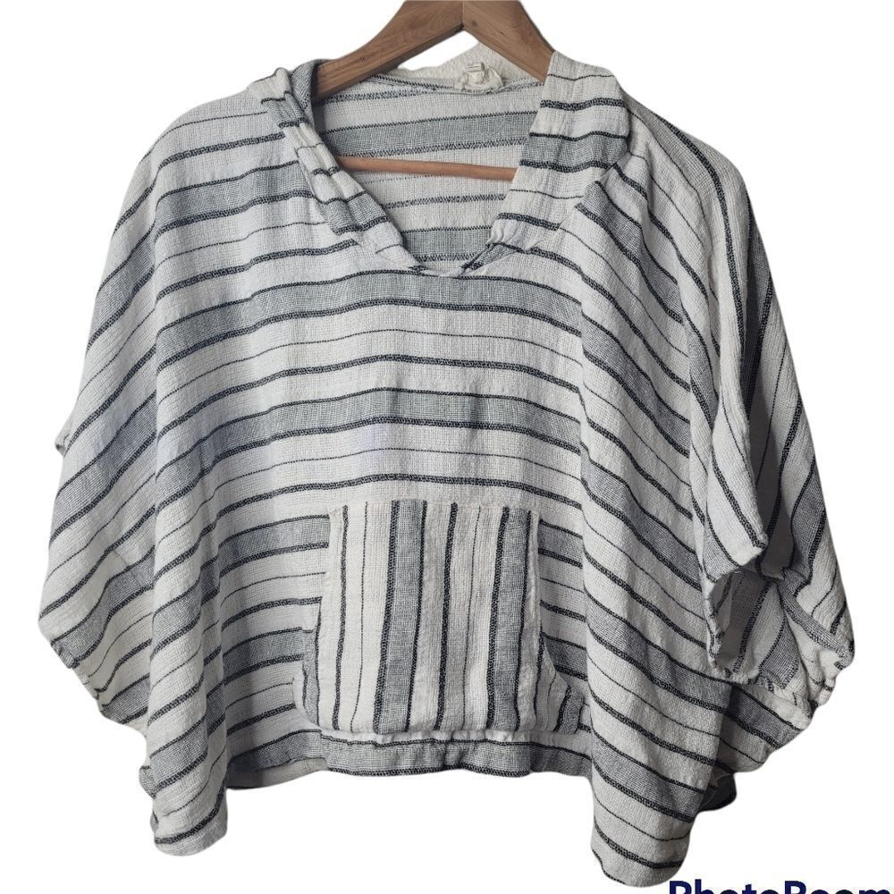 Women's Urban Renewal shirt size small Striped crop top